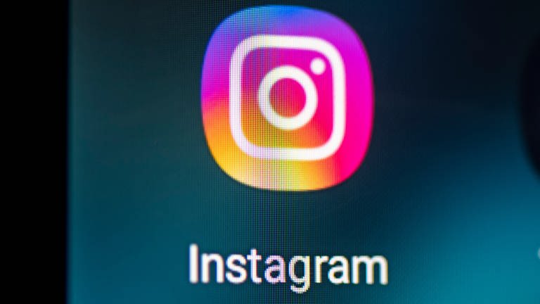 Auf dem Bildschirm eines Smartphones sieht man das Logo der App Instagram.  (Foto: dpa Bildfunk, Fabian Sommer)