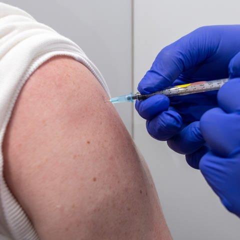 In einen Oberarm wird mit einer Spritze eine Corona-Impfung gesetzt. (Foto: dpa Bildfunk, picture alliance/dpa | Daniel Karmann)