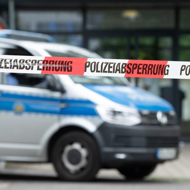 Ein Polizeiauto steht hinter einer Absperrung  (Foto: dpa Bildfunk, picture alliance/dpa/dpa-Zentralbild | Sebastian Kahnert)