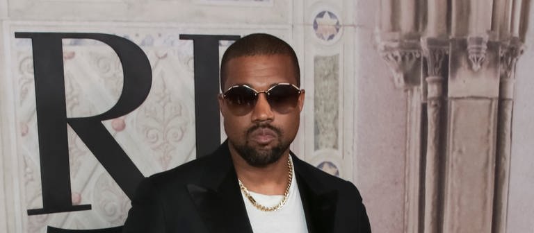 Kanye West mit Sonnenbrille auf dem roten Teppich (Foto: dpa Bildfunk, picture alliance/dpa | Brent N. Clarke)