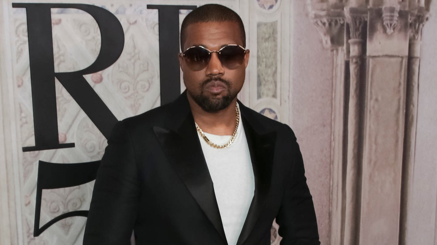 Kanye West mit Sonnenbrille auf dem roten Teppich