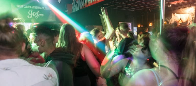 Besucher tanzen in der Diskothek Joy im schleswig-holsteinischen Henstedt-Ulzburg.  (Foto: dpa Bildfunk, picture alliance/dpa | Markus Scholz)