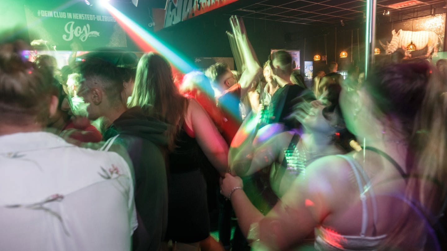 Besucher tanzen in der Diskothek Joy im schleswig-holsteinischen Henstedt-Ulzburg. (Foto: dpa Bildfunk, picture alliance/dpa | Markus Scholz)