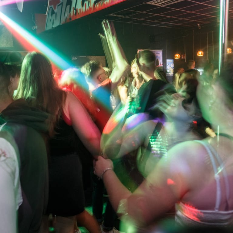 Besucher tanzen in der Diskothek Joy im schleswig-holsteinischen Henstedt-Ulzburg.  (Foto: dpa Bildfunk, picture alliance/dpa | Markus Scholz)