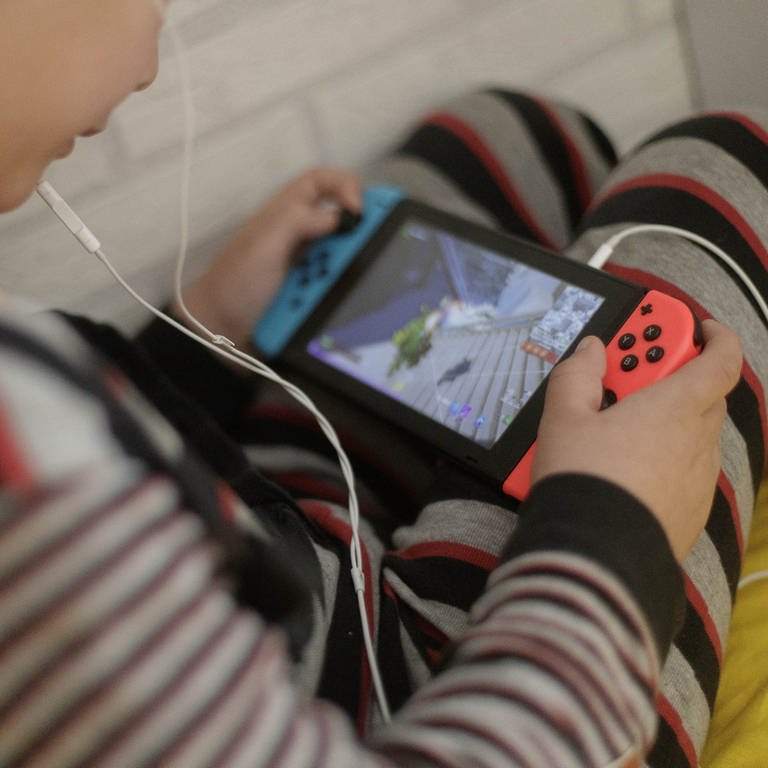 Ein 8-jähriger Junge spielt auf dem Bett ein Videospiel auf der Spielekonsole Switch. (Foto: dpa Bildfunk, picture alliance/dpa/Europa Press | Eduardo Parra)