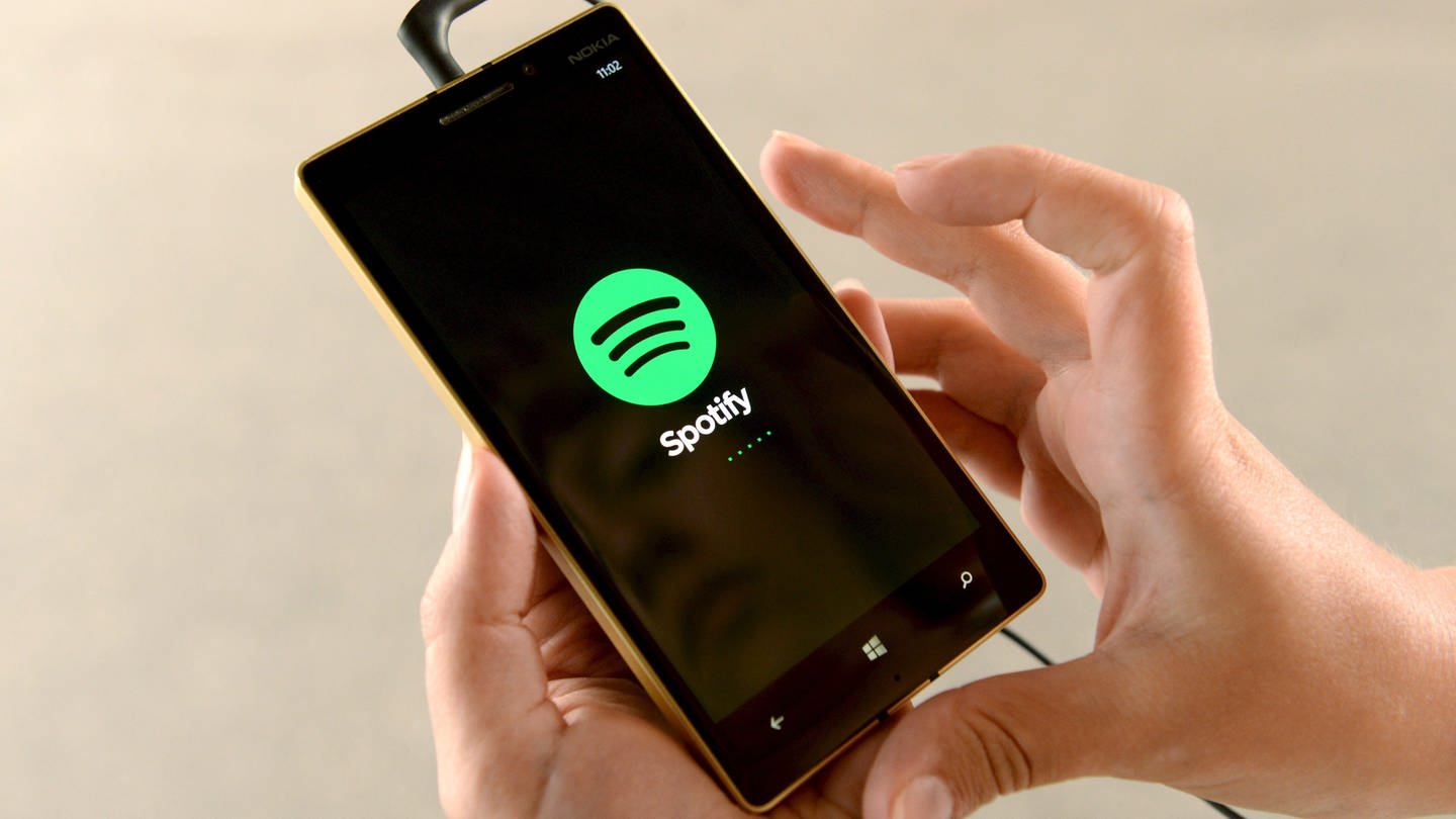 Das Logo des Steaming-Musikdienst Spotify ist auf einem Smartphone zu sehen.