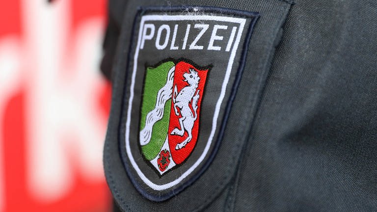 Polizei-Logo NRW auf der Uniform (Foto: DASDING, IMAGO / regios24)
