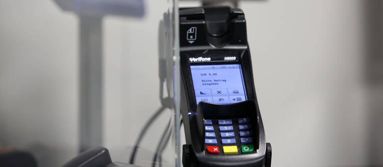 Viele Kartengeräte von Verifone funktionieren aktuell nicht.  (Foto: DASDING, IMAGO / Rene Traut)