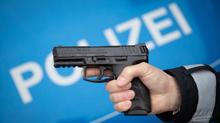 Ein Polizist hält die neue Dienstwaffe der Polizei Niedersachsen in einer gestellten Situation der Hand. (Foto: dpa Bildfunk, picture alliance/dpa | Friso Gentsch)