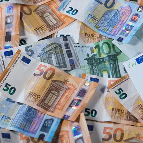 Verscheidene Euro-Geldscheine liegen auf einem Tisch. (Foto: dpa Bildfunk, picture alliance/dpa/dpa-Zentralbild | Jens Büttner)