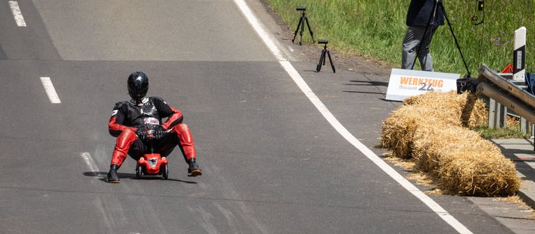 Der Hesse Marcel Paul hat einen neuen Weltrekord im Bobbycarfahren aufgestellt. (Foto: dpa Bildfunk, picture alliance/dpa | Frank Rumpenhorst)