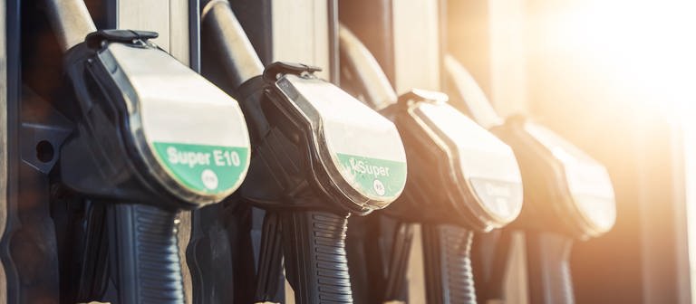  deutsche Tankstelle, Zapfsäule für Benzin und Diesel zum befüllen von Kraftstoff in ein Fahrzeug (Foto: IMAGO, IMAGO / Bihlmayerfotografie)