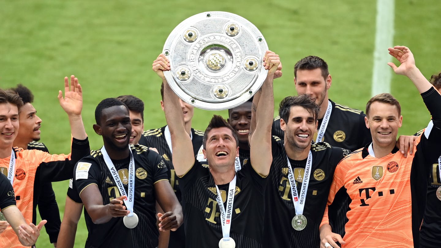 Robert Lewandowski vom FC Bayern München hält im Mai 2021 die Meisterschale hoch nach dem Sieg der Meisterschaft in der Fußball-Bundesliga.