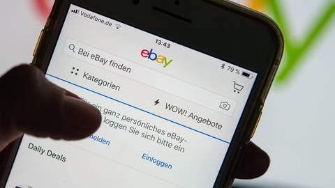 ebay Kleinanzeigen auf dem Smartphone (Foto: dpa Bildfunk, picture alliance/dpa | Monika Skolimowska)