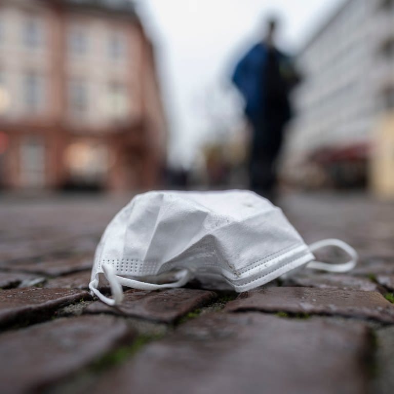 Eine verlorene Maske liegt auf dem Boden (Foto: SWR DASDING, dpa Bildfunk, picture alliance/dpa | Frank Rumpenhorst)