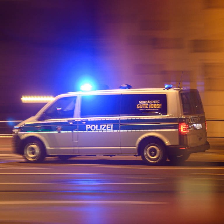 Ein Polizeiwagen mit Blaulicht fährt am Silvesterabend durch die Innenstadt zu einem Einsatz (Symbolbild) (Foto: dpa Bildfunk, picture alliance/dpa/dpa-Zentralbild | Robert Michael)