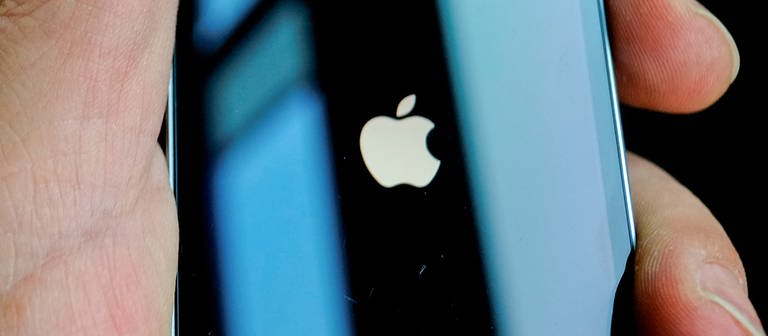Das Apple-Logo erscheint beim Starten eines iPhone SE auf dem Monitor. (Foto: dpa Bildfunk, picture alliance/dpa | Stefan Jaitner)