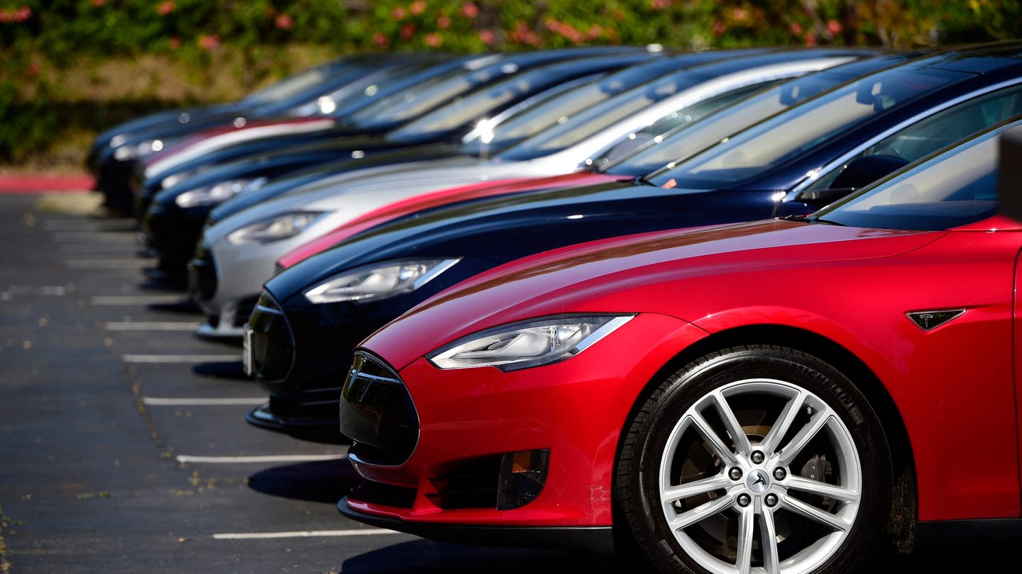 Mehrere Autos des US-Herstellers Tesla stehen in einer Reihe (Foto: dpa Bildfunk, picture alliance/dpa | John G. Mabanglo)