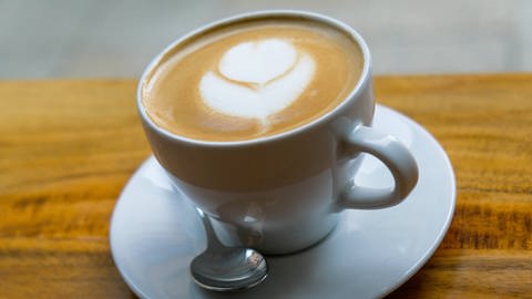 Tasse Kaffee (Foto: dpa Bildfunk, IMAGO / NurPhoto)