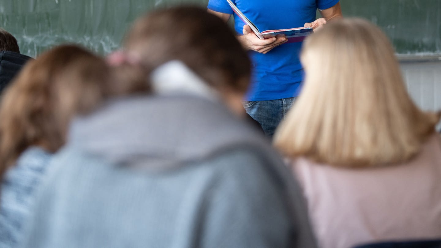 Ein Lehrer unterrichtet in einem Klassenzimmer einer Realschule