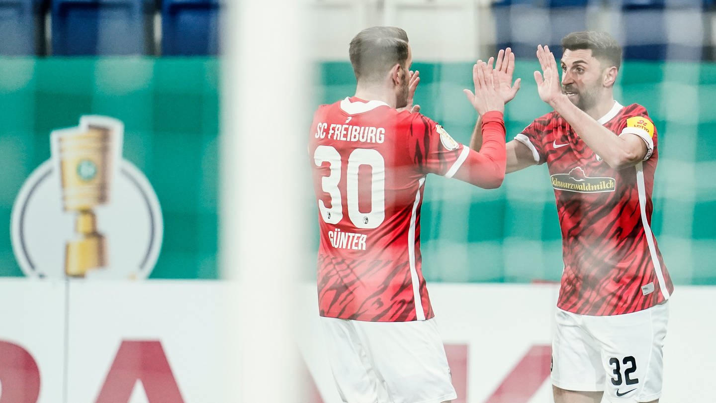 DFB-Pokal: Vincenzo Grifo (r.) jubelt mit Freiburgs Christian Günter über das Tor zum 0:1