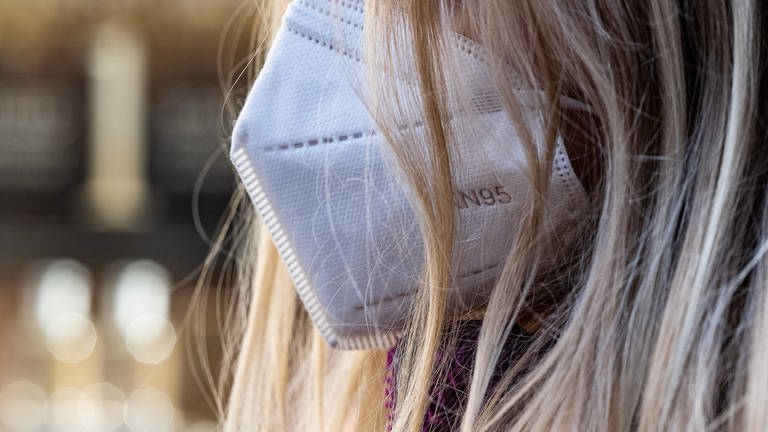 Eine Frau trägt eine FFP2-Maske (Foto: dpa Bildfunk, picture alliance/dpa | Swen Pförtner)