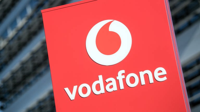Das Vodafone-Logo steht vor der Vodafone-Deutschland-Zentrale (Foto: dpa Bildfunk, picture alliance/dpa | Federico Gambarini)