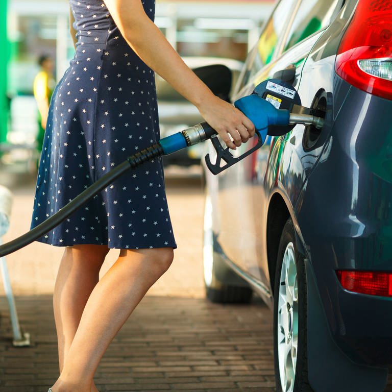 Woman refueling car at gas station model released (Foto: IMAGO, IMAGO / Westend61)
