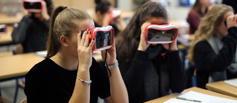 Schülerinnen arbeiten im Unterricht mit VR-Brillen.  (Foto: dpa Bildfunk, picture alliance / Ina Fassbender/dpa | Ina Fassbender)