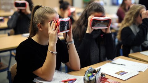 Schülerinnen arbeiten im Unterricht mit VR-Brillen.  (Foto: dpa Bildfunk, picture alliance / Ina Fassbender/dpa | Ina Fassbender)