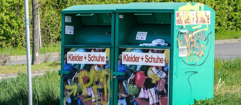 Zwei Altkleidercontainer an der Straße - Symbolbild (Foto: IMAGO, IMAGO / Michael Gstettenbauer)