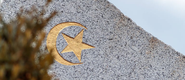 Das Zeichen des Islam - Hilal mit fuenfzackiger Stern auf einem Grabstein.  (Foto: IMAGO, IMAGO / Eibner Europa)