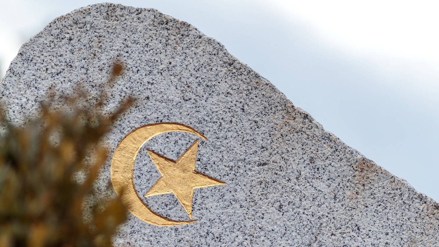 Das Zeichen des Islam - Hilal mit fuenfzackiger Stern auf einem Grabstein.