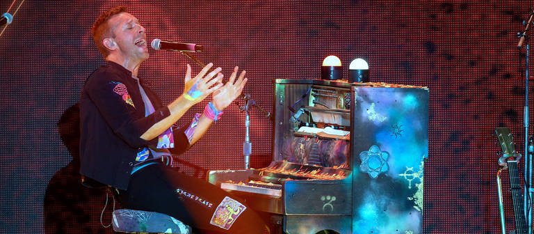 Chris Martin spielt am Klavier auf einer Bühne (Foto: IMAGO, IMAGO / ZUMA Wire)