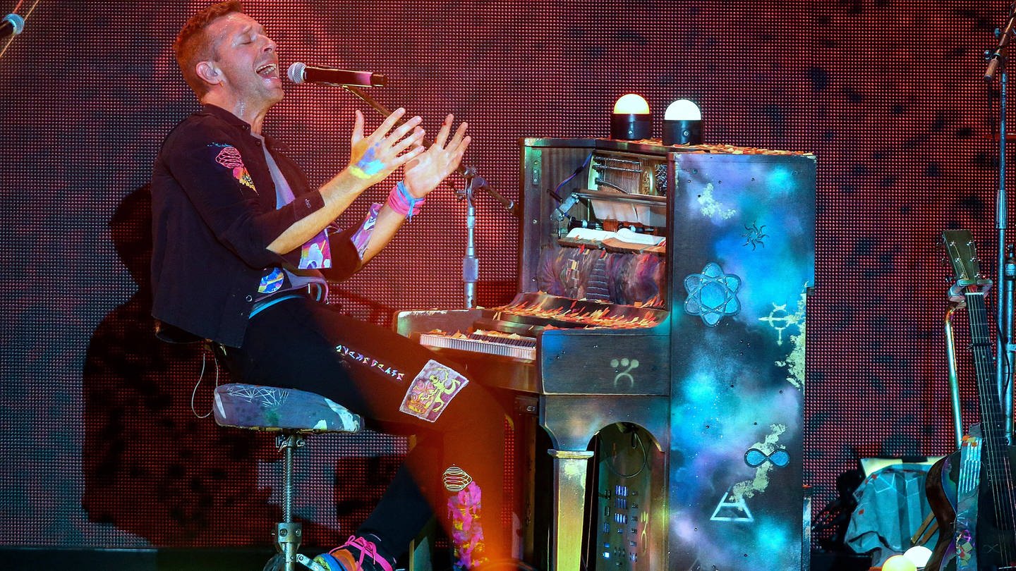 Chris Martin spielt am Klavier auf einer Bühne (Foto: IMAGO, IMAGO / ZUMA Wire)