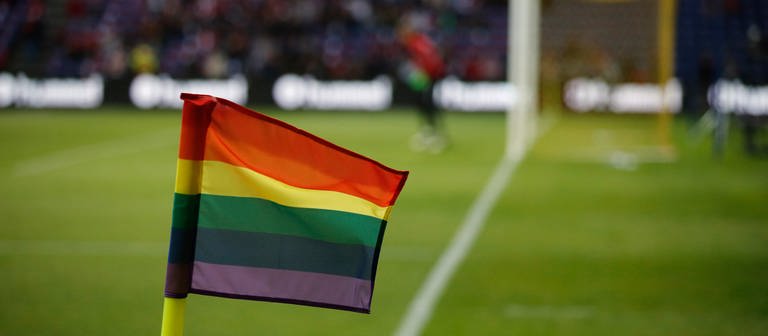 Eine Regenbogenfahne als Zeichen gegen Homophobie dient als Eckfahne. (Foto: dpa Bildfunk, picture alliance / Jens Dresling/Ritzau Foto/AP/dpa | Jens Dresling)