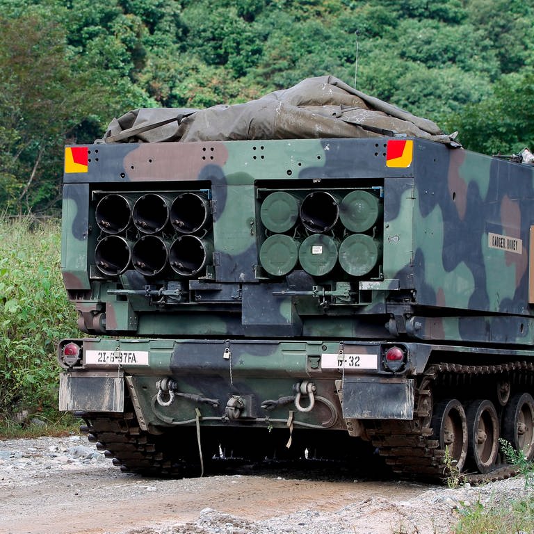 Ein Mehrfachraketenwerfer des US-Militärs. (Foto: dpa Bildfunk, picture alliance/dpa/EPA | Jeon Heon-Kyun)