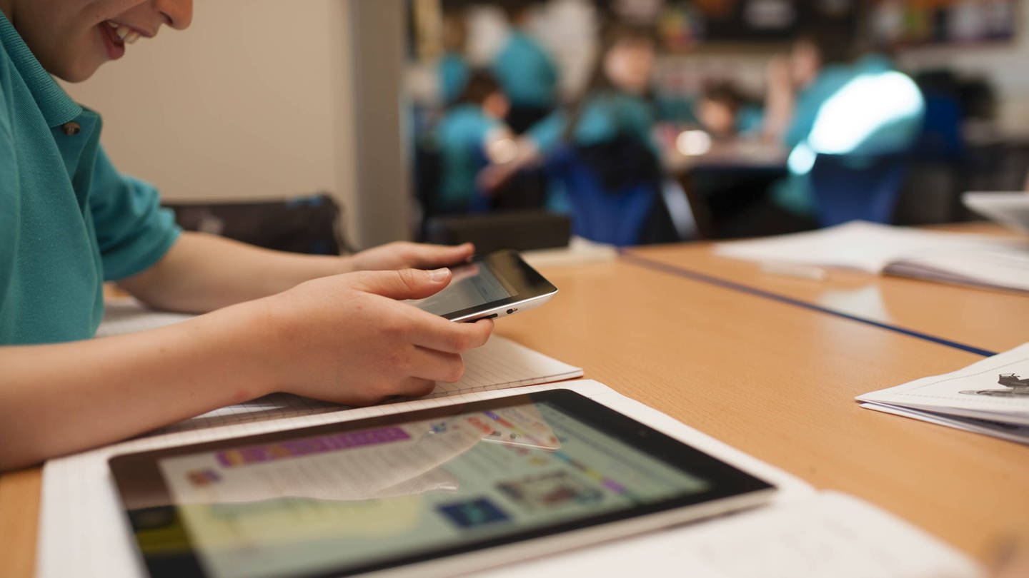 Schüler mit iPads im Unterricht.
