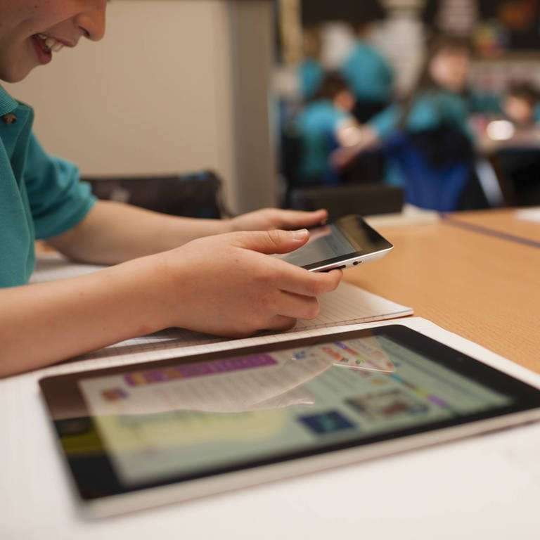 Schüler mit iPads im Unterricht.  (Foto: IMAGO, IMAGO / UIG)