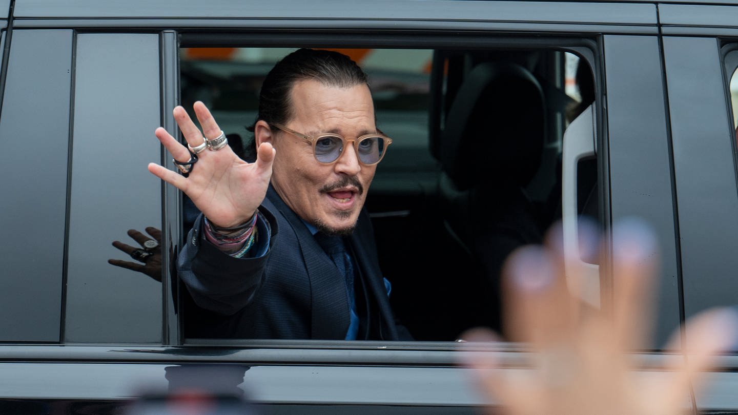 Der Schauspieler Johnny Depp winkt seinen Anhängern zu (ARCHIV)