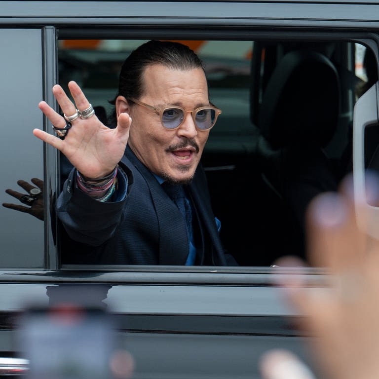 Der Schauspieler Johnny Depp winkt seinen Anhängern zu (ARCHIV) (Foto: DASDING, dpa Bildfunk, picture alliance/dpa/AP | Craig Hudson)