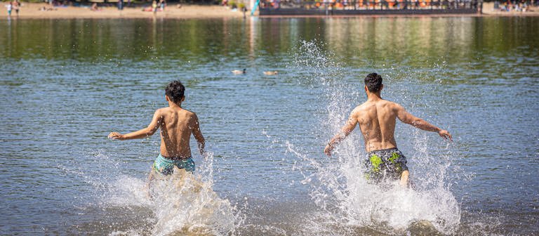 Zwei Jungs rennen in einen See (Foto: dpa Bildfunk, picture alliance/dpa | Moritz Frankenberg)