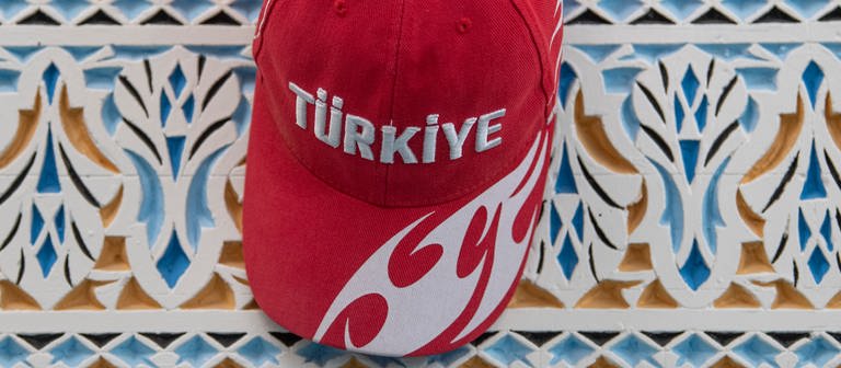 Eine Basecap mit der Aufschrift «Türkiye» («Türkei») hängt an einem Garderobenhaken in der Abu Bakr-Moschee. (Foto: DASDING, picture alliance/dpa | Boris Roessler)