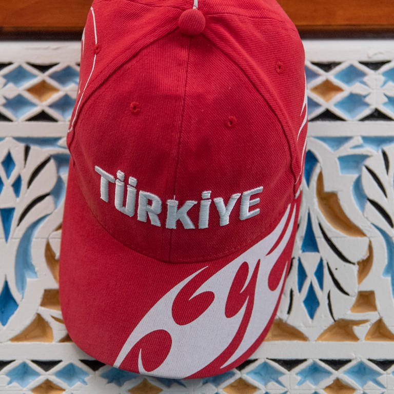 Eine Basecap mit der Aufschrift «Türkiye» («Türkei») hängt an einem Garderobenhaken in der Abu Bakr-Moschee. (Foto: DASDING, picture alliance/dpa | Boris Roessler)