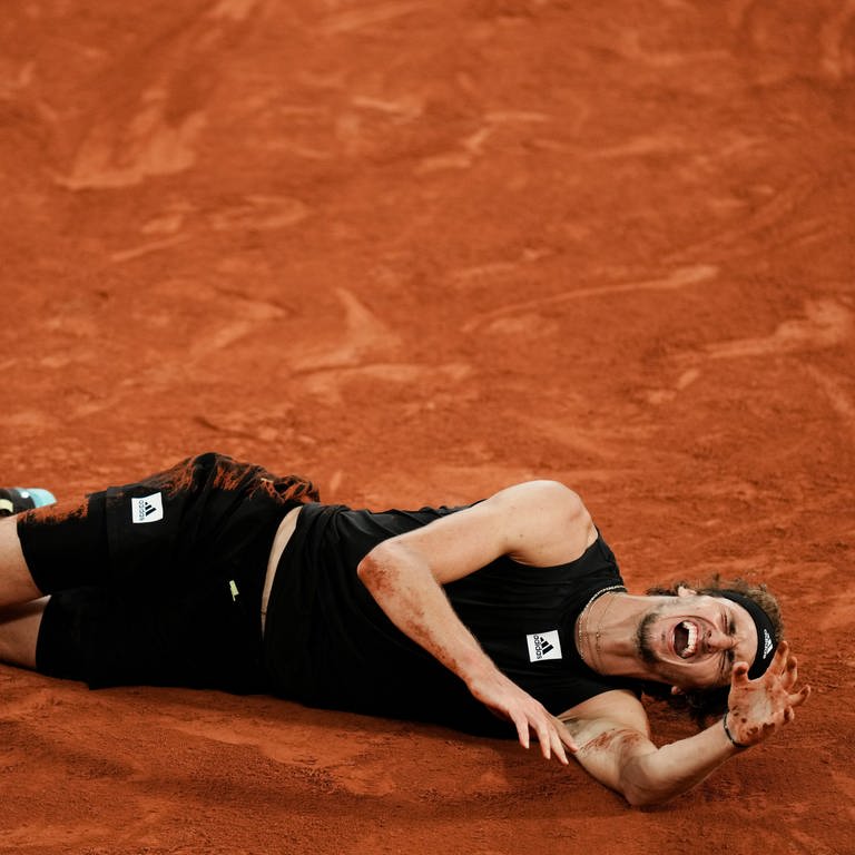 Alexander Zverev verletzt sich im Halbfinale der French Open schwer.  (Foto: dpa Bildfunk, picture alliance/dpa/AP | Thibault Camus)