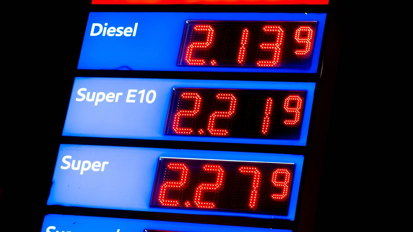 Die Preise für Kraftstoffe werden kurz vor Mitternacht an einer Tankstelle angezeigt. (Foto: dpa Bildfunk, picture alliance/dpa | Hauke-Christian Dittrich)