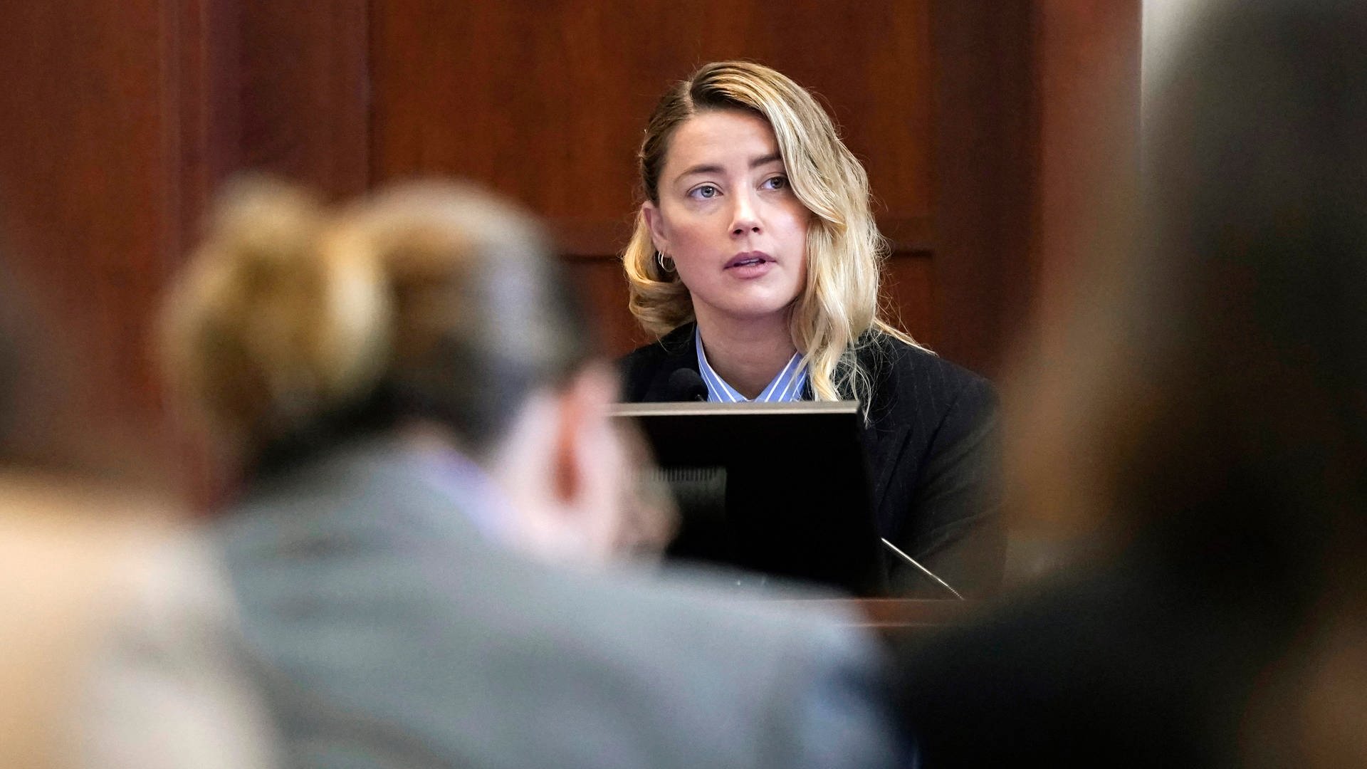 Amber Heard im Zeugenstand (Foto: DASDING, dpa / Elizabeth Frantz)