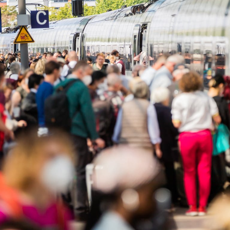 Fahrgäste steigen am Berliner Hauptbahnhof in einen Zug. (Foto: dpa Bildfunk, picture alliance/dpa | Christoph Soeder)