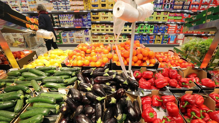 Obst- und Gemüsesorten liegen in einem Berliner Supermarkt zum Verkauf bereit. (Foto: dpa Bildfunk, picture alliance/dpa | Wolfgang Kumm)