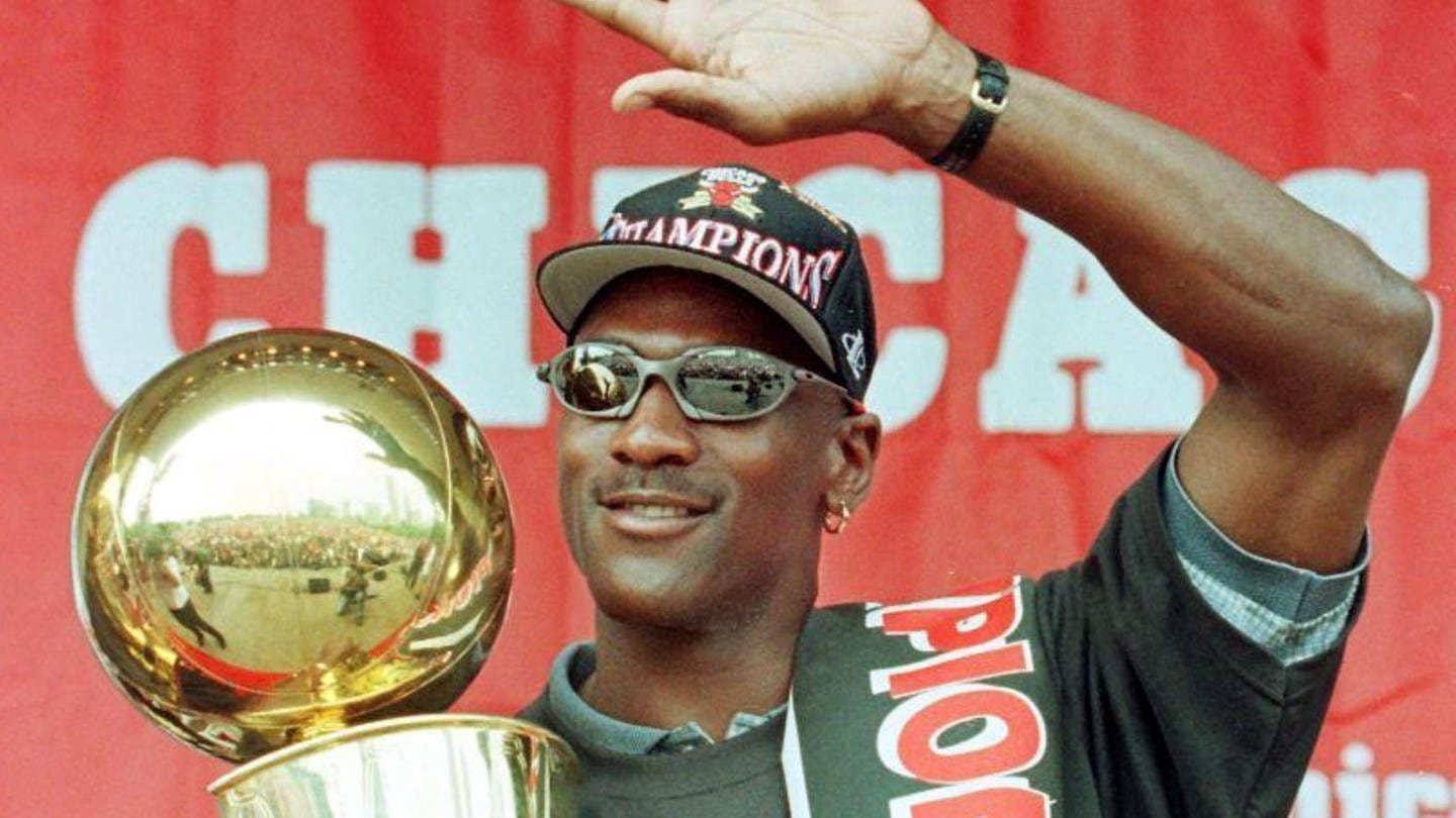 Basketball, NBA: Michael Jordan, damaliger Spieler von den Chicago Bulls, hält die Larry O'Brien NBA Championship Trophäe bei einer Siegesfeier im Grant Park. Die Larry O'Brien Championship Trophy ist der Siegerpokal der amerikanischen Profi-Basketballliga NBA.